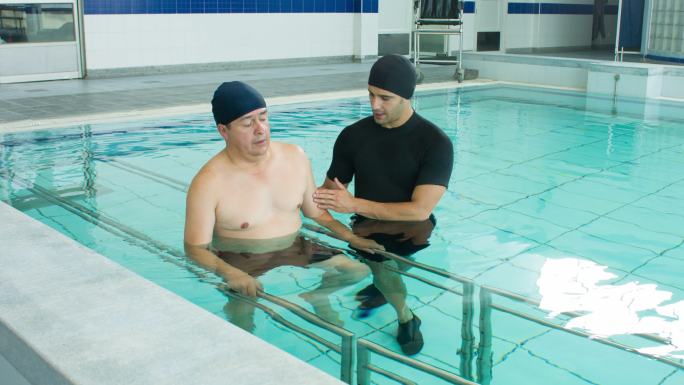 水疗伤员健身游泳康复训练