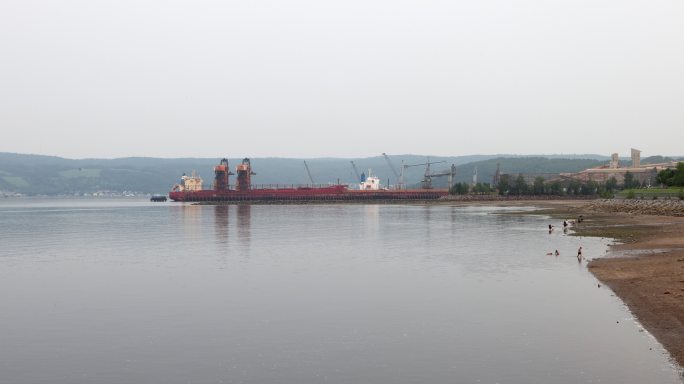 Saguenay的Baie des Ha！哈工业港口和海滩