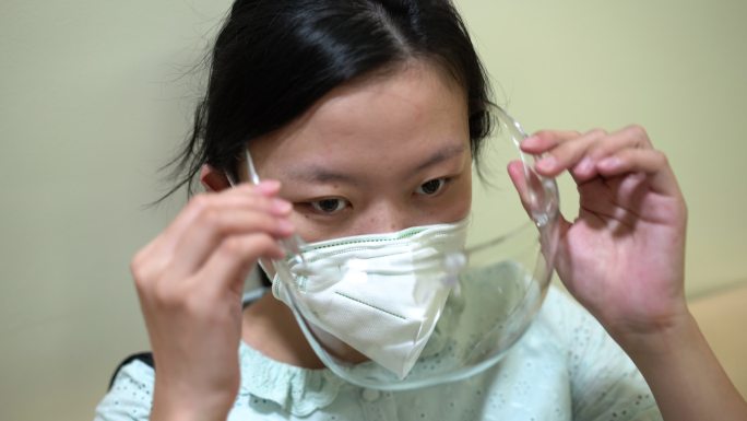 亚洲女性戴面罩防病