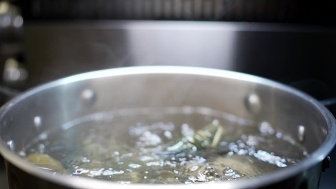 一锅沸水端午节制作粽子流程煮粽子