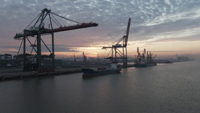经济发展，海港日落美景