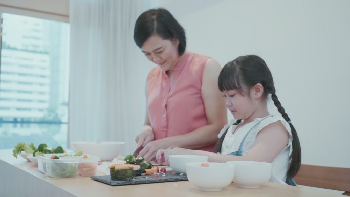 家庭用户在家庭厨房准备鲑鱼寿司