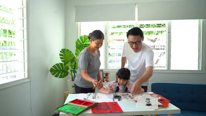 向祖母学习中国书法的亚洲女孩