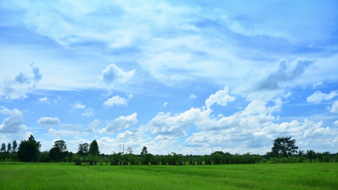 农场上空飘动的云朵自然美丽，时光流逝