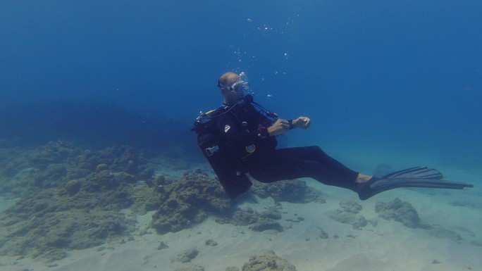 中性浮力状态下的海底潜水员在玩抛物运动