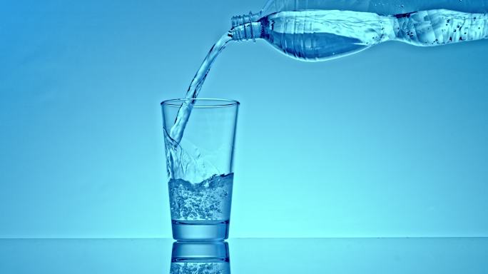 SLO-MO将水从塑料瓶倒入玻璃杯中