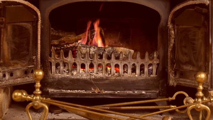 木材在木炉中燃烧燃烧木材