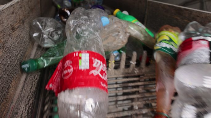 回收过程输送带上的彩色塑料瓶