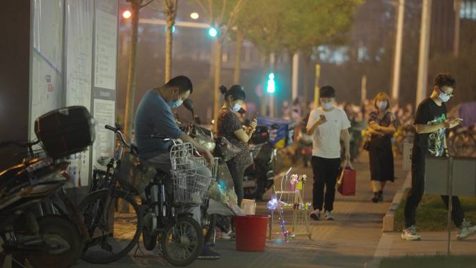 城市深夜穿梭的外卖小哥/美团/送餐/疫情