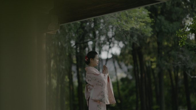 穿和服的日本女人为家人祈祷 日本文化