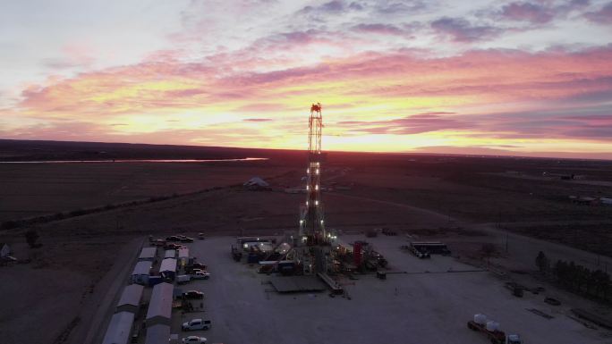黎明或黄昏时分，卡尔斯巴德附近美国南部油田得克萨斯州西部或新墨西哥州东南部地区压裂油气钻机的上升视差