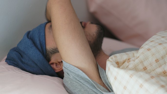 亚洲年轻男子卧床深度睡眠的特写镜头