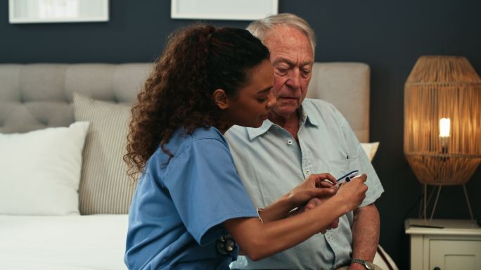 4k视频，一名女护士在她的老年患者身上使用血氧仪