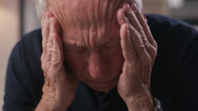 一名老人独自坐在家中头痛的4k视频片段