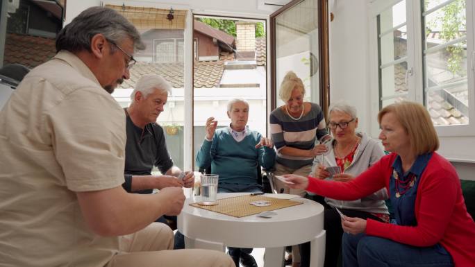 资深朋友在打牌退休生活老年人打牌
