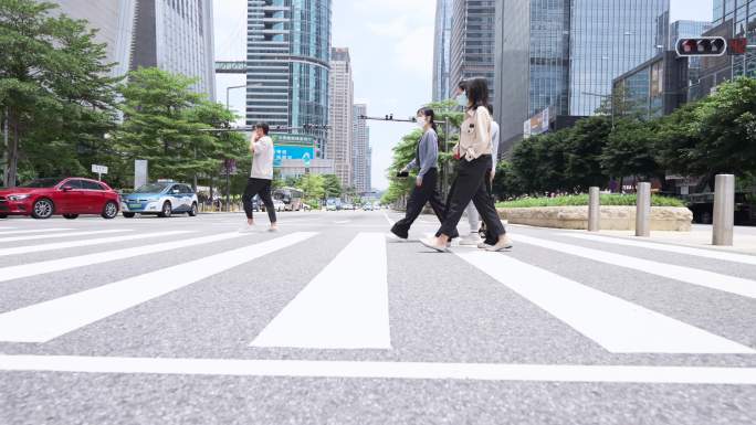 4K正版-城市CBD过马路的上班族