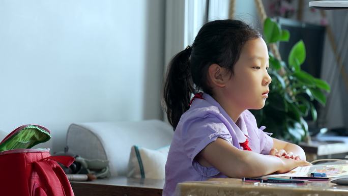 4K升格疫情停学在家上网课的中国女孩