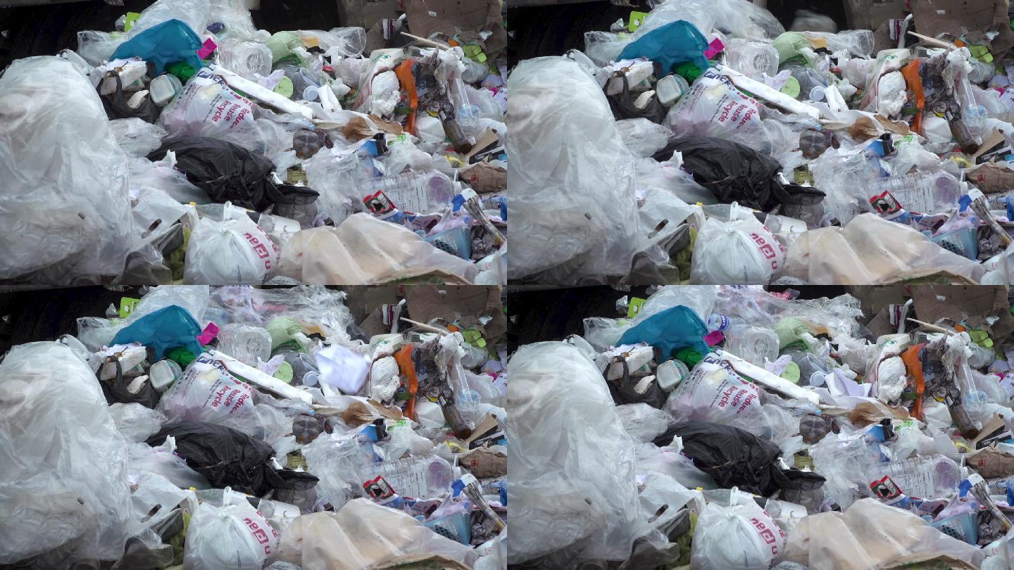 自卸车在城市垃圾场上刮垃圾
