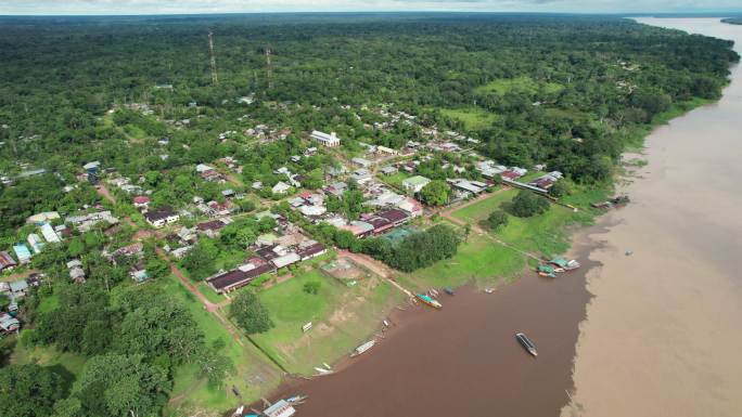 Leticia Colombia对亚马逊河上的Puerto Narino村的亚马逊河空中拍摄