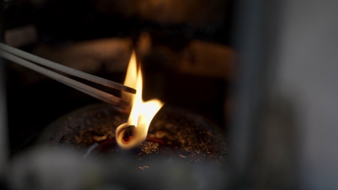 特写镜头：泰国佛寺的油灯和蜡烛上燃烧的4K圣火。