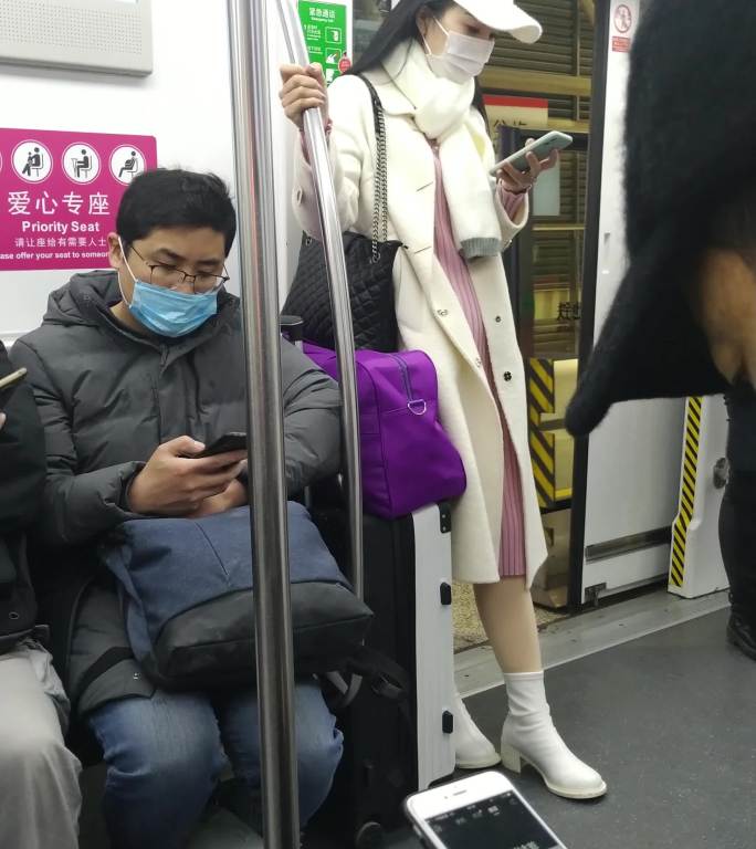 地铁看手机的人