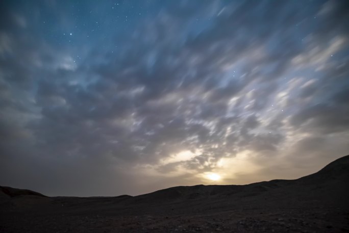 夜晚月亮星空云彩延时摄影