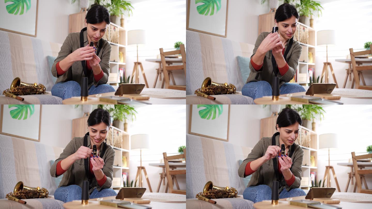 在互联网的帮助下，女音乐家学习如何调整萨克斯管