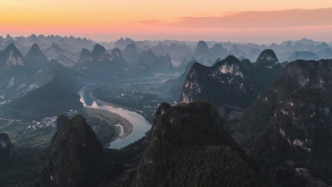 漓江流经桂林喀斯特峰林，风景秀丽