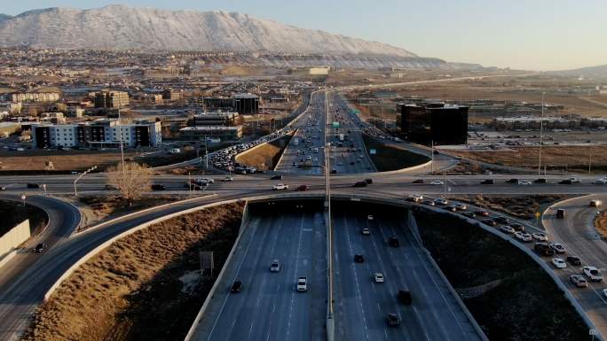 犹他州盐湖城多车道高速公路上的超缓高峰交通