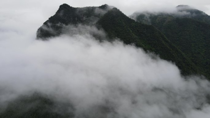 4k航拍中国云雾缭绕中的山