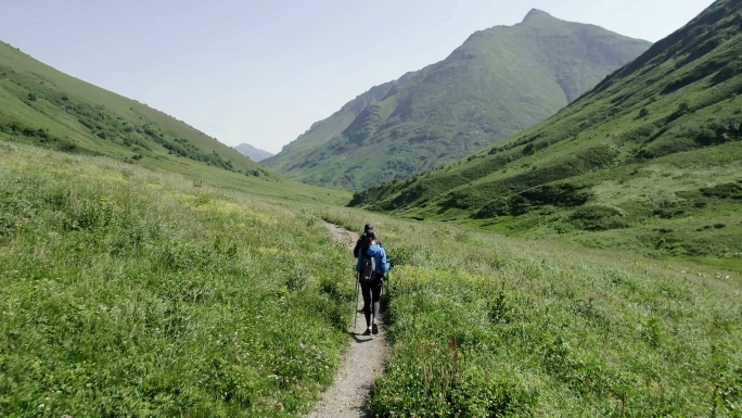 一对年轻的成年人夫妇在山上徒步旅行