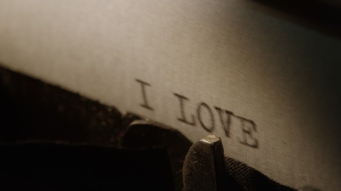 用旧打字机打印“我爱你”的字条