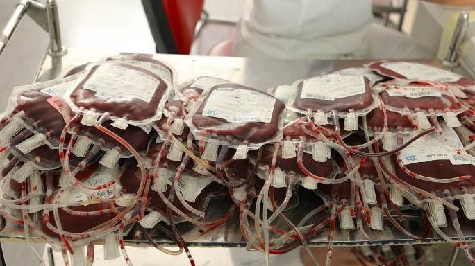 为住院病人捐献的几袋血液。善行。为你的身体献血的好处。献血者血液