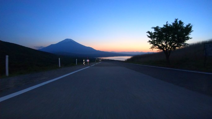 傍晚驱车前往山中湖和富士山