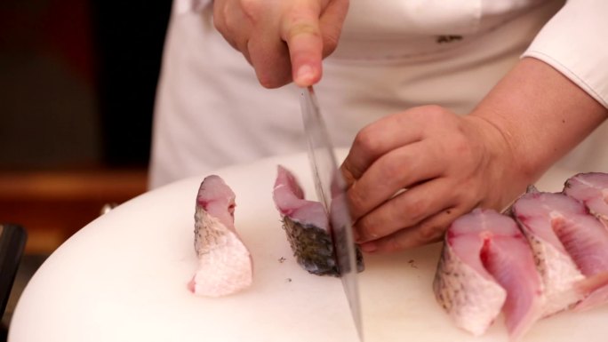 【镜头合集】鱼肉切段切鱼肉块 (7)