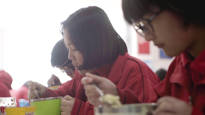 备战高考 学校学生 食堂吃饭 学习生活