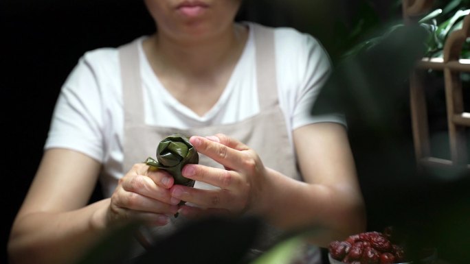 升格特写中国传统节日端午节包粽子