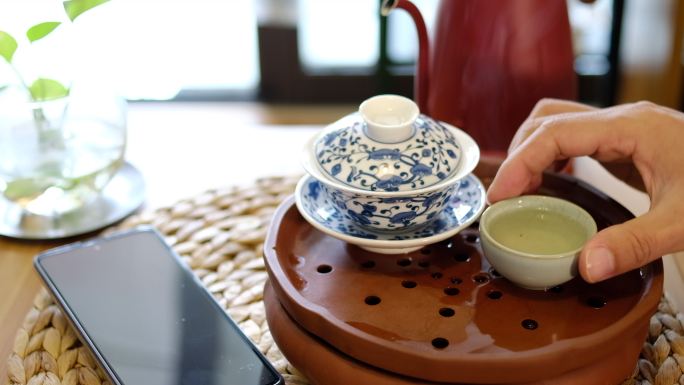 一个人准备中国茶喝茶