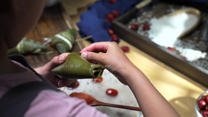 升格端午节手工包制粽子的儿童手部特写镜头