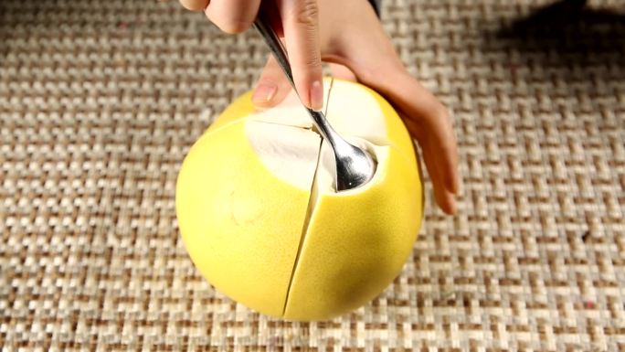 【镜头合集】勺子餐刀剥柚子的窍门 (4)