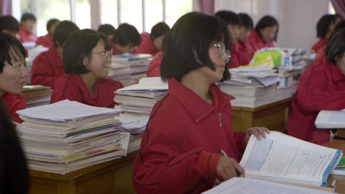 学校上课 老师授课 朗读课文 认真学习