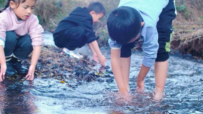 农村小镇孩童小河边嬉水抓鱼