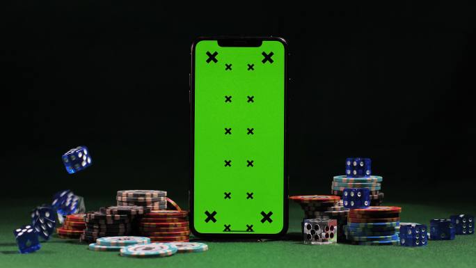 垂直方向绿色屏幕的移动Pone站在特写中的扑克筹码上
