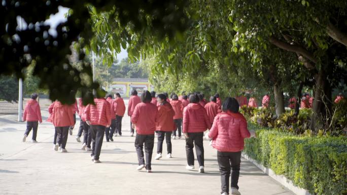 学校操场 中午午休 高中生 学校广播