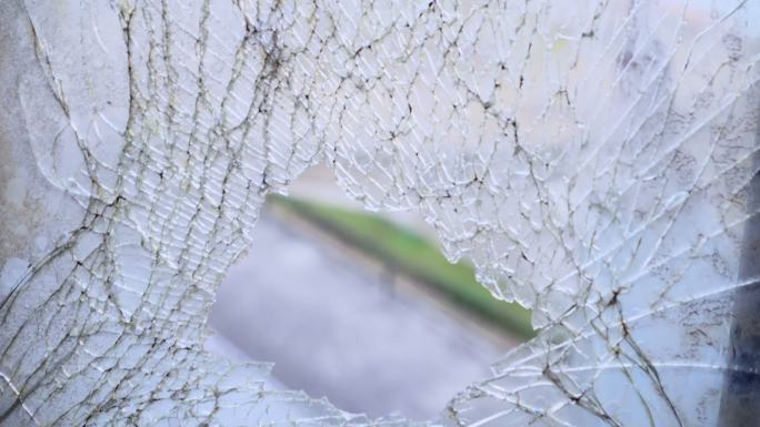 玻璃窗开裂裂纹