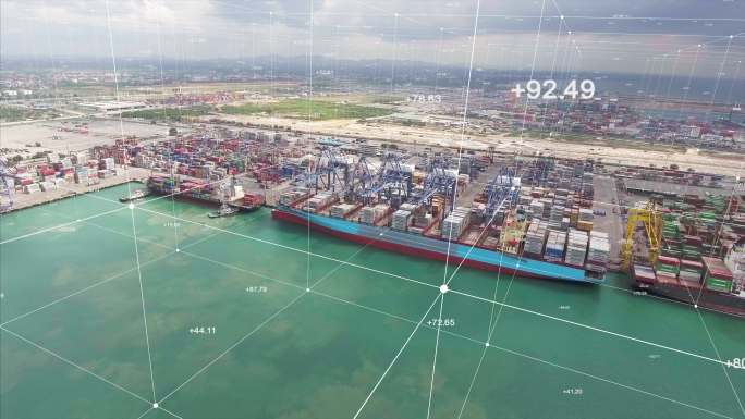 具有未来网络连接的货运港鸟瞰图、起重机和集装箱船