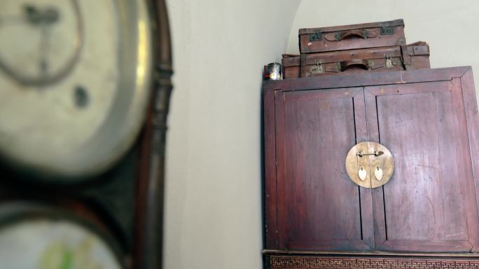 老式柜子钟表收音机
