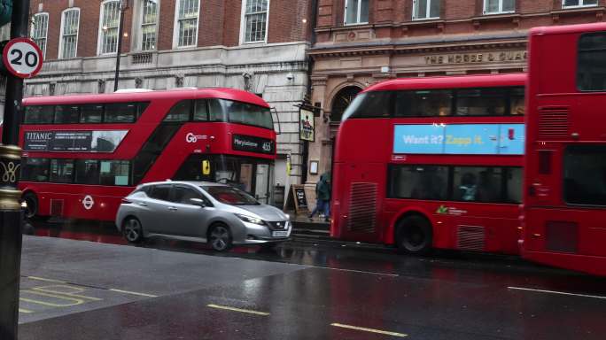 伦敦雨交通人国外人流下雨天
