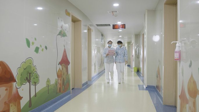 儿科 护士讨论 医院走廊