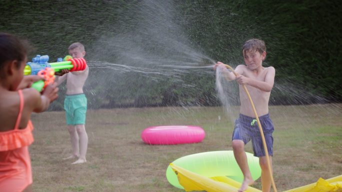 后院的水战男孩玩水